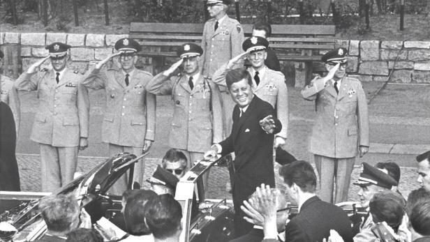 John F. Kennedy 1963 vor dem Rathaus in Berlin-Schöneberg.