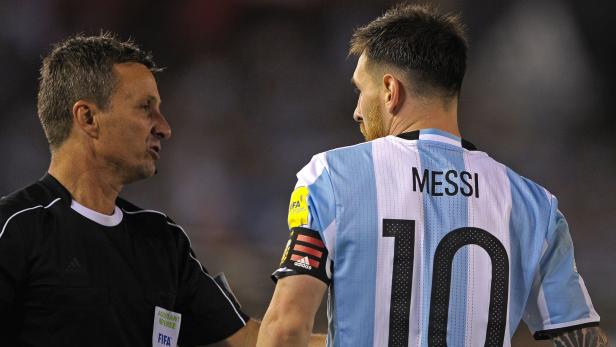 Lionel Messi will den Referee Emerson Augusto de Carvalho nicht beschimpft haben.