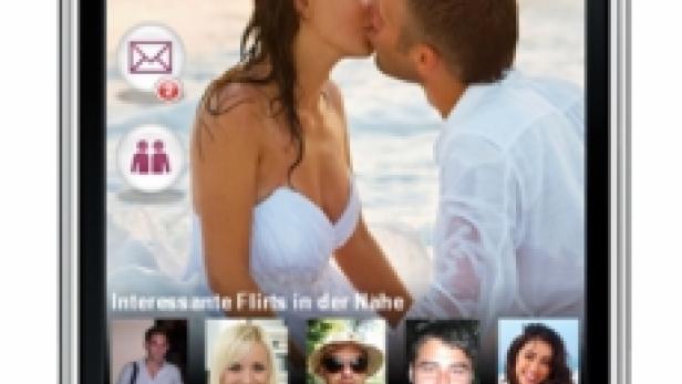 Auf dem Bildschirm eines iPhones ist eine Dating-App mit einem Foto von einem sich küssenden Paar zu sehen.