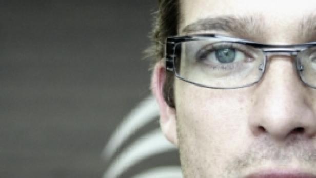 Ein Mann mit Brille blickt in die Kamera.