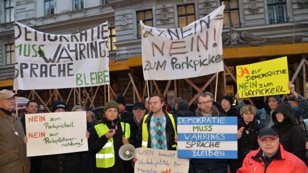 Rund 50 Parkpickerl-Gegner demonstrierten vor dem Amtshaus in Währing.