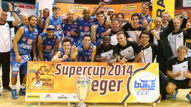 Das Basketballteam Güssing feiert den Gewinn des Supercup 2014 mit der Trophäe.