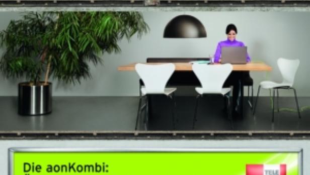 Drei Wohnbereiche zeigen Menschen, die entspannt Mobilgeräte nutzen, darunter eine Werbung für „aonKombi“.