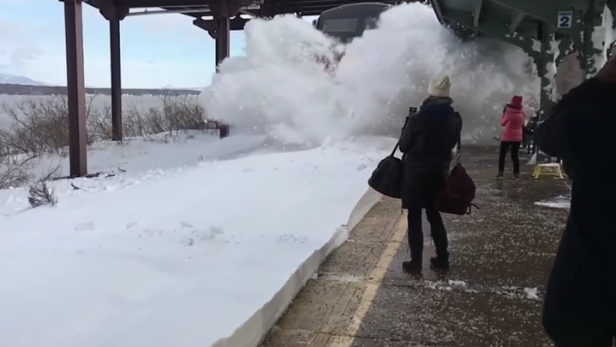 Schneesturm in den USA: Amtrak-Zug überschüttet Wartende mit Schnee