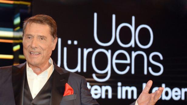 Udo Jürgens auf einer Bühne vor seinem Namenszug.