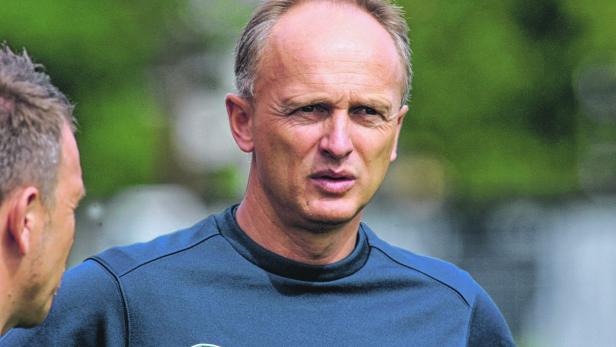 Ein Mann mit grauem Haar und einem blauen Sportshirt mit Nike-Logo.
