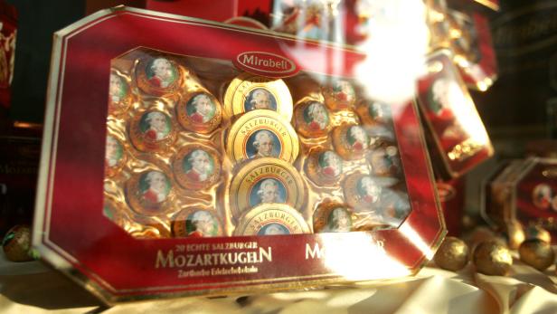 Eine Schachtel „Echte Salzburger Mozartkugeln“ von Mirabell.