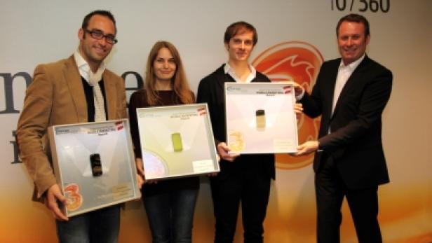 Vier Personen präsentieren Auszeichnungen für mobile Anwendungen.