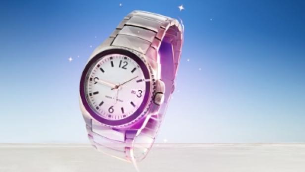 Eine silberne Armbanduhr vor einem hellblauen Hintergrund mit Sternen.