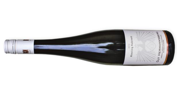 Eine Flasche „2012 Riesling Kabinett“ vom Weingut Hermannsberg liegt auf einem weißen Hintergrund.