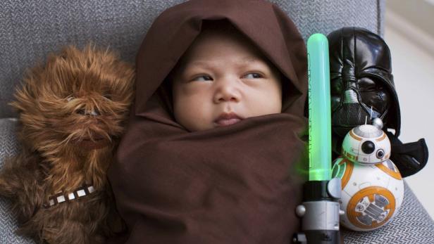 Mark Zuckerberg steckt Tochter in Jedi-Kostüm.