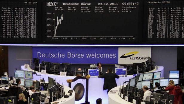 Blick in den Handelssaal der Frankfurter Wertpapierbörse mit Kurstafeln und Händlern.