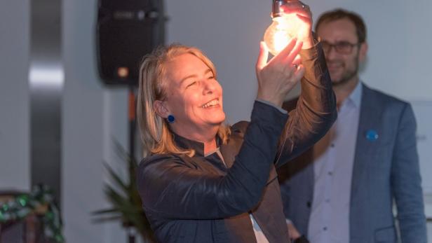 WU-Rektorin Edeltraud Hanappi-Egger geht bei den Feierlichkeiten zur Eröffnung des neuen Gründerzentrums das Licht auf