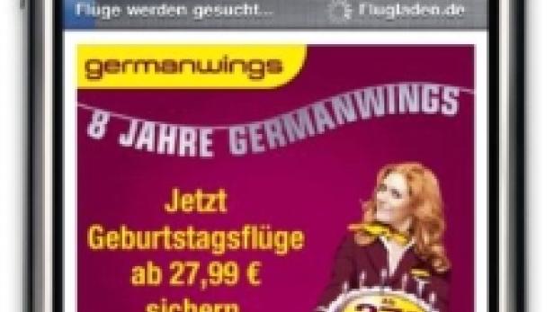 Auf dem Display eines iPhones wird eine Werbung von Germanwings für Geburtstagsflüge ab 27,99 € angezeigt.