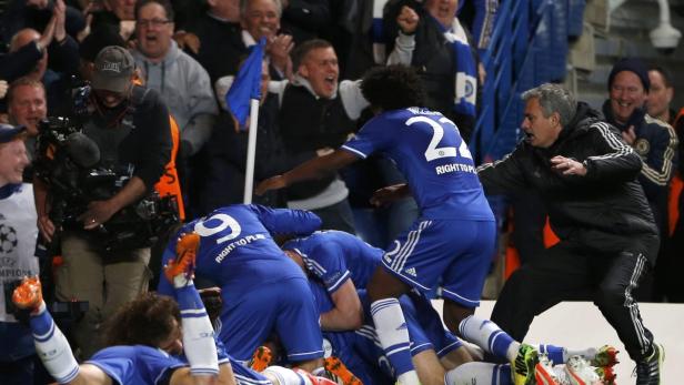 Chelsea-Spieler feiern ein Tor, während Trainer José Mourinho gestikuliert.