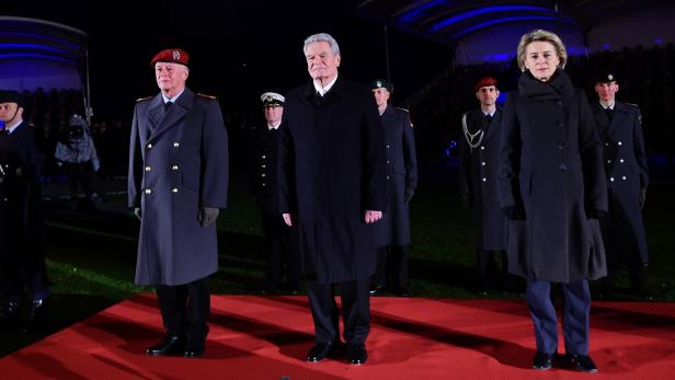 Gauck (Mitte) mit Verteidigungsministerin von der Leyen (re.)