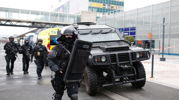 RAID-Polizisten auf dem Flughafen Paris&#039; Orly.