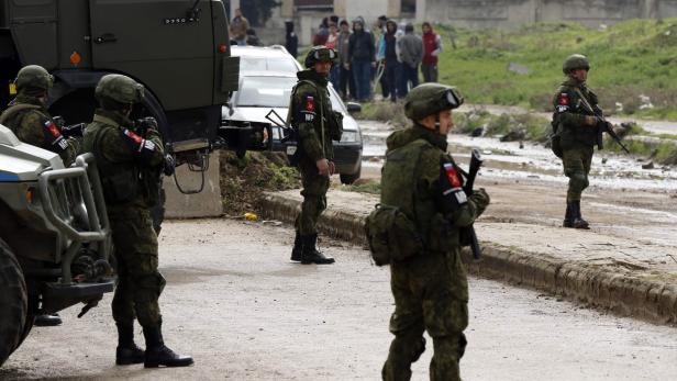 Russische Militärpolizisten überwachen den Abzug aus Homs