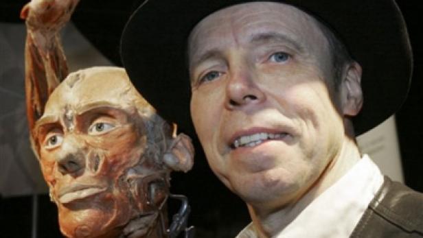 Gunther von Hagens posiert neben einer seiner Körperwelten-Ausstellungen.
