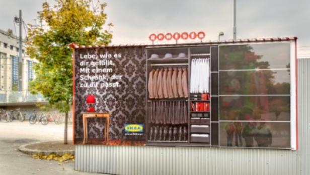 Eine IKEA-Werbung für einen Schrank mit dem Slogan „Lebe, wie es dir gefällt. Mit einem Schrank, der zu dir passt.“.
