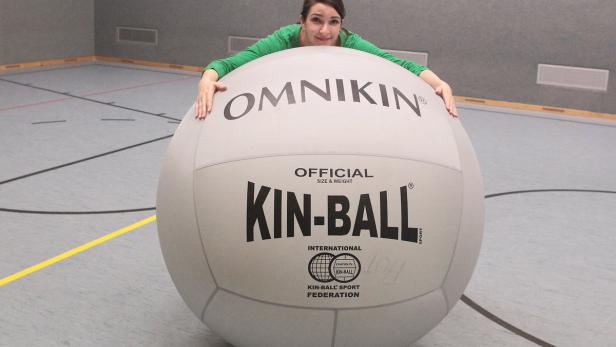 Ein riesiger Ball als ungewöhnliches Trainingsgerät.