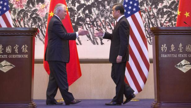 Tillerson mit Chinas Außenminister Wang Yi, am Sonntag sollte der US-Chefdiplomat Chinas Präsidenten Xi Jinping treffen.