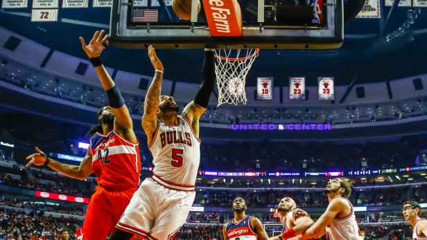 Ein Basketballspieler der Chicago Bulls beim Dunking im United Center.