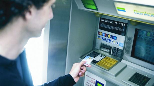 Für Geldbehebungen am Bankomaten fallen in vielen Ländern Gebühren an.