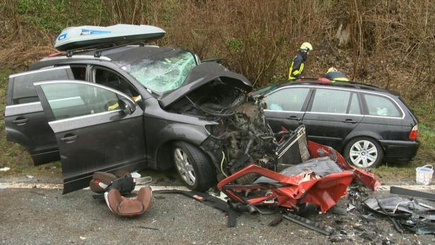 Bei dem Verkehrsunfall in der Obersteiermark sind zehn Personen verletzt worden.