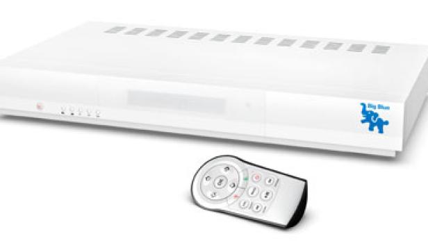 Ein weißer „Big Blue“-Receiver mit einer Fernbedienung davor.