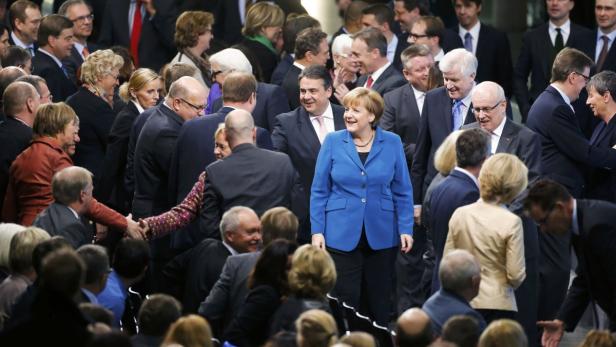 Händeschütteln beim Einzug ins Paul-Löbe-Haus des Bundestages, wo Angela Merkel, Vize Sigmar Gabriel und CSU-Chef Horst Seehofer den Koalitionsvertrag unterzeichneten