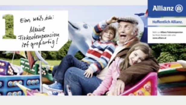 Ein Großvater mit seinen Enkelkindern fährt auf einem Karussell, beworben von Allianz.