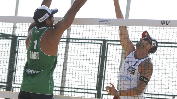 Zwei Beachvolleyballspieler, einer aus Brasilien und einer aus Österreich, am Netz.