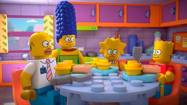 Die Simpsons als Lego-Figuren sitzen in ihrer Küche am Esstisch.
