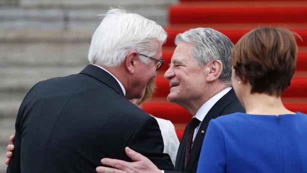 Joachim Gauck begrüßt Frank-Walter Steinmeier im Schloss Bellevue