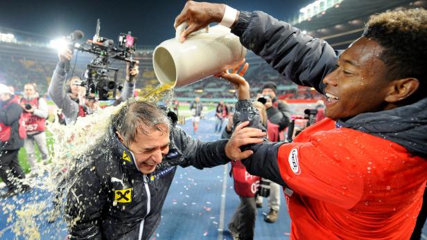 David Alaba schüttet Trainer Franco Foda mit einem Krug Wasser über.