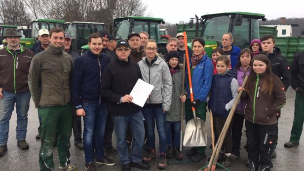 Bauern und Freiwillige starteten Samstagvormittag Sanierungsaktion.