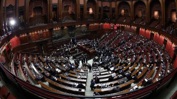 Lower house deputies are seen at the Chambers of Deputies in Rome March 15, 2013. Italy&#039;s new parliament met on Friday for the first time since last month&#039;s inconclusive election with no sign of a deal to end the stalemate and yield a government able to address the deep problems in the euro zone&#039;s third-largest economy. REUTERS/ Remo Casilli ( ITALY - Tags: POLITICS ELECTIONS)