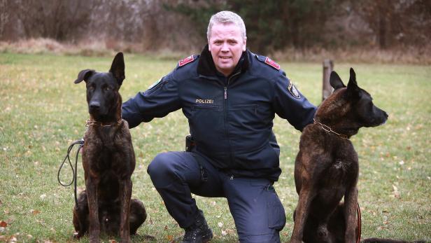 Polizist Martin S. mit Fisko und Argos.
