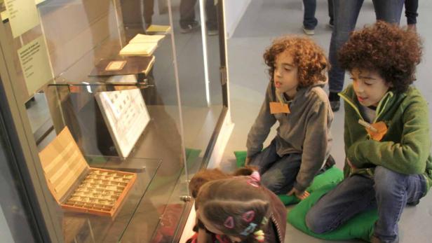 Auf der Suche nach gelben kleinen Zettelchen - Post its - mit Zeichnungen, hebräischen Schriftzeichen oder Lautschrift von Objekten im Jüdischen Museum Wien