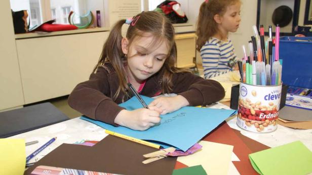 Im Atelier malen und basteln die Workshop-Kinder Mappen bzw. Türschilder für ihre Zimmer