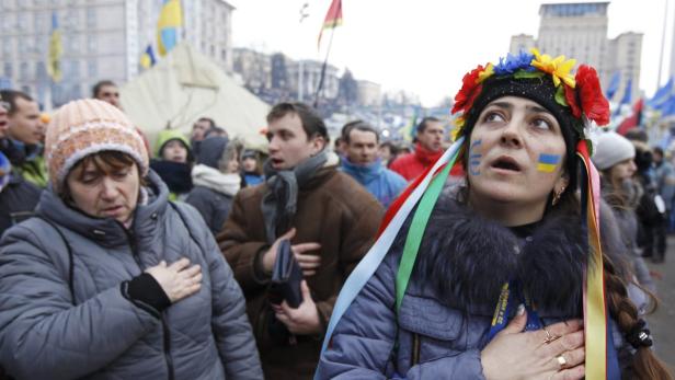 Pro-europäische Demonstranten sangen auf dem Unabhängigkeitsplatz von Kiew auch am Montag die ukrainische Nationalhymne