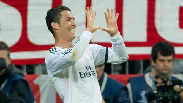 Cristiano Ronaldo jubelt mit erhobenen Händen auf dem Spielfeld.