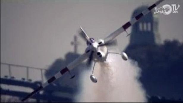 Ein Kunstflugzeug hebt ab und erzeugt dabei eine Rauchwolke.