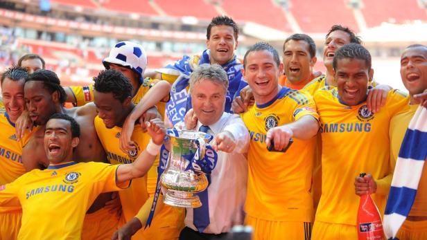 Die Fußballspieler des FC Chelsea feiern mit Trainer Guus Hiddink den Gewinn des FA Cups.