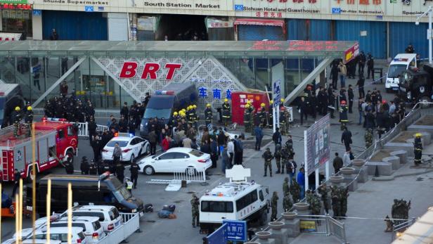 Einsatzkräfte und Militär versammeln sich vor dem BRT South Station Market in China.