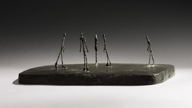 Alberto Giacometti - kurzzeitig Rekordhalter für das teuerste Kunstwerk der Welt - ist bei Sotheby&#039;s mit einer Figurengruppe vertreten: &quot;La Place&quot;, 1948, Schätzwert 12-18 Mio. US-Dollar.