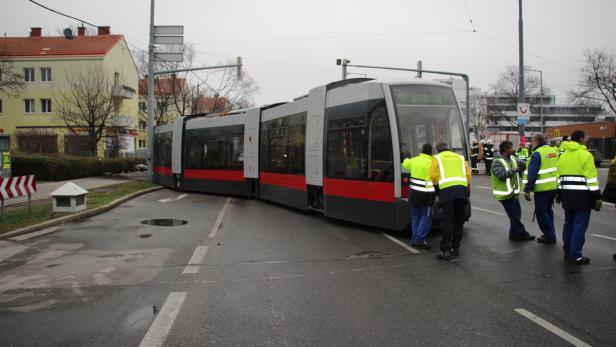 Entgleiste Bim in der Wagramerstraße.