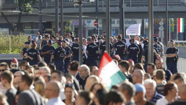 Budapester Bahnhof Keleti: Rechtsradikale demonstrierten gegen Flüchtlinge.