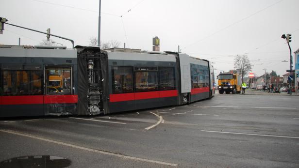 Bilder: Straßenbahn in Wien entgleist